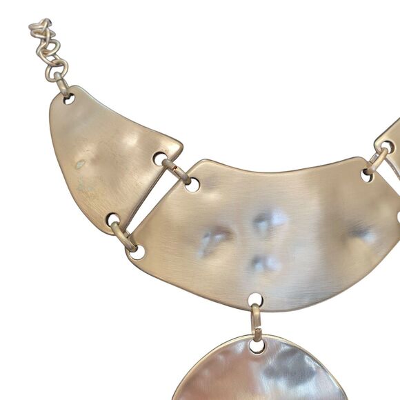 CHICO'S STUNNING HAMMERED GOLD NECKLACE NWTS - Picture 4 of 15